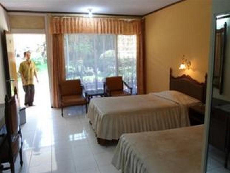 Hotel Safari Джембер Экстерьер фото